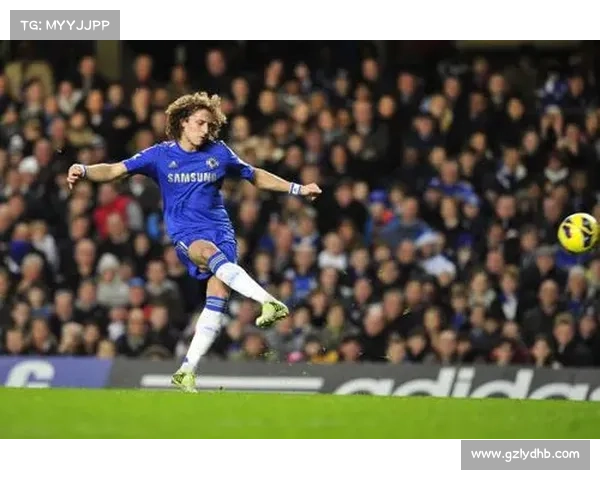 大卫路易斯的足球位置解析及其在防线中的关键角色 大卫路易斯的足球位置解析及其在防线中的关键角色